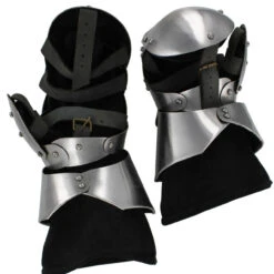 Clamshell Gauntlets With Gloves